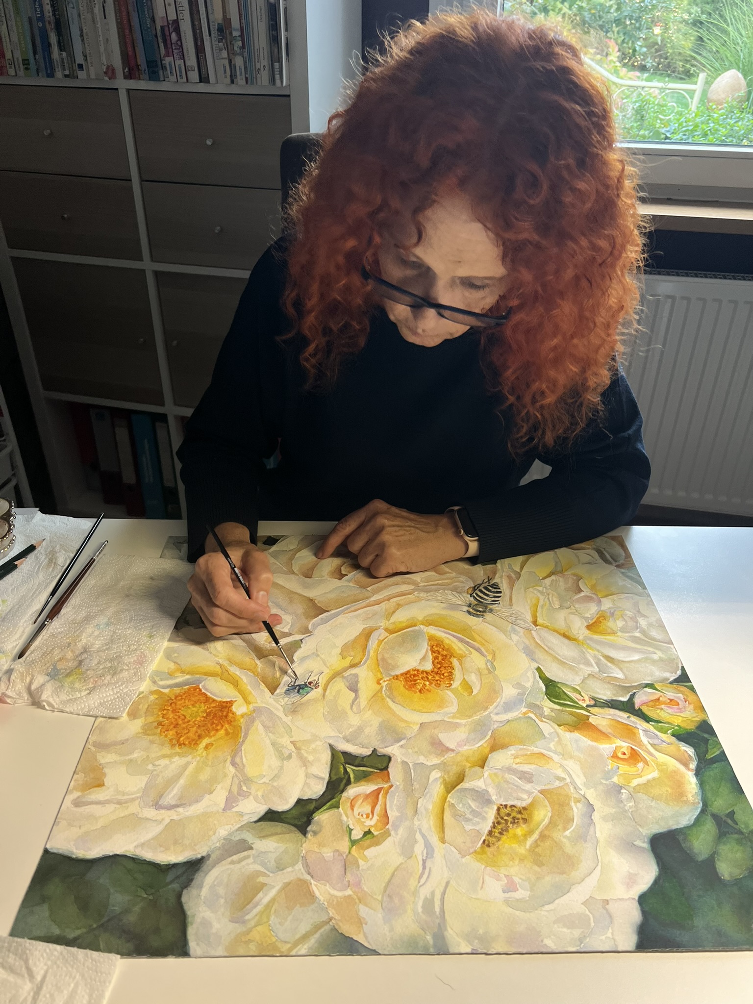 Doris Joa malt weiße Rosen im Atelier, Ansicht von vorn