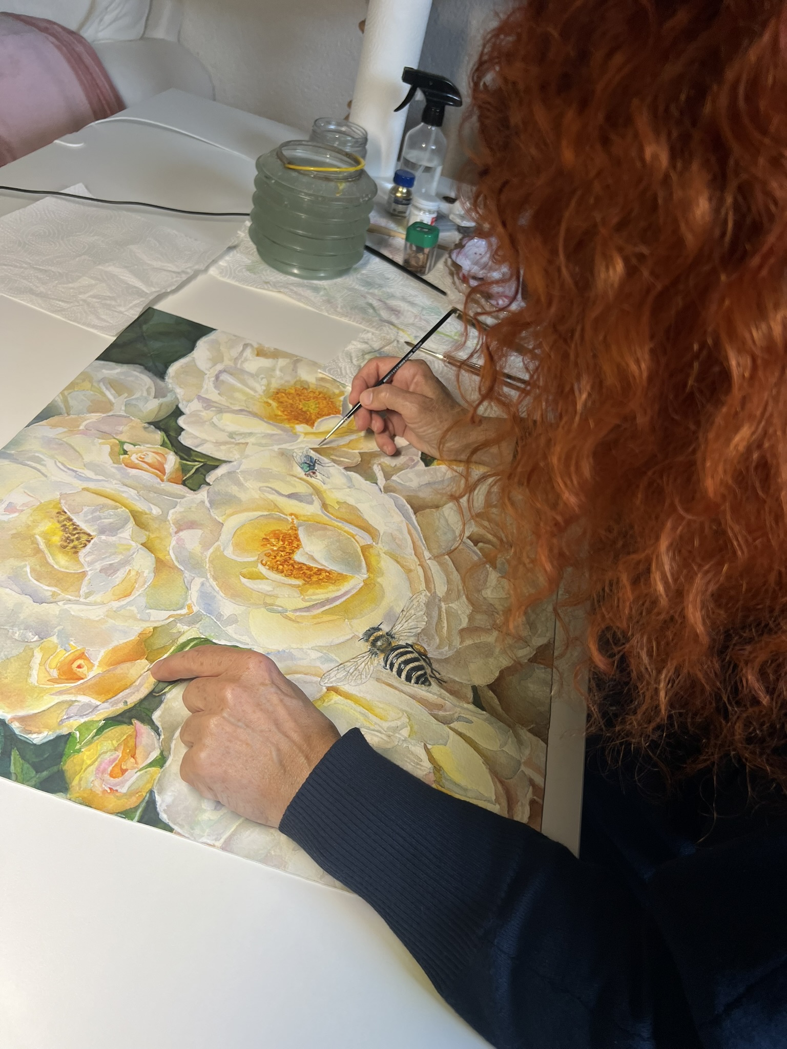 Doris Joa arbeitet an ihrem Rosen-Aquarell, seitliche Ansicht