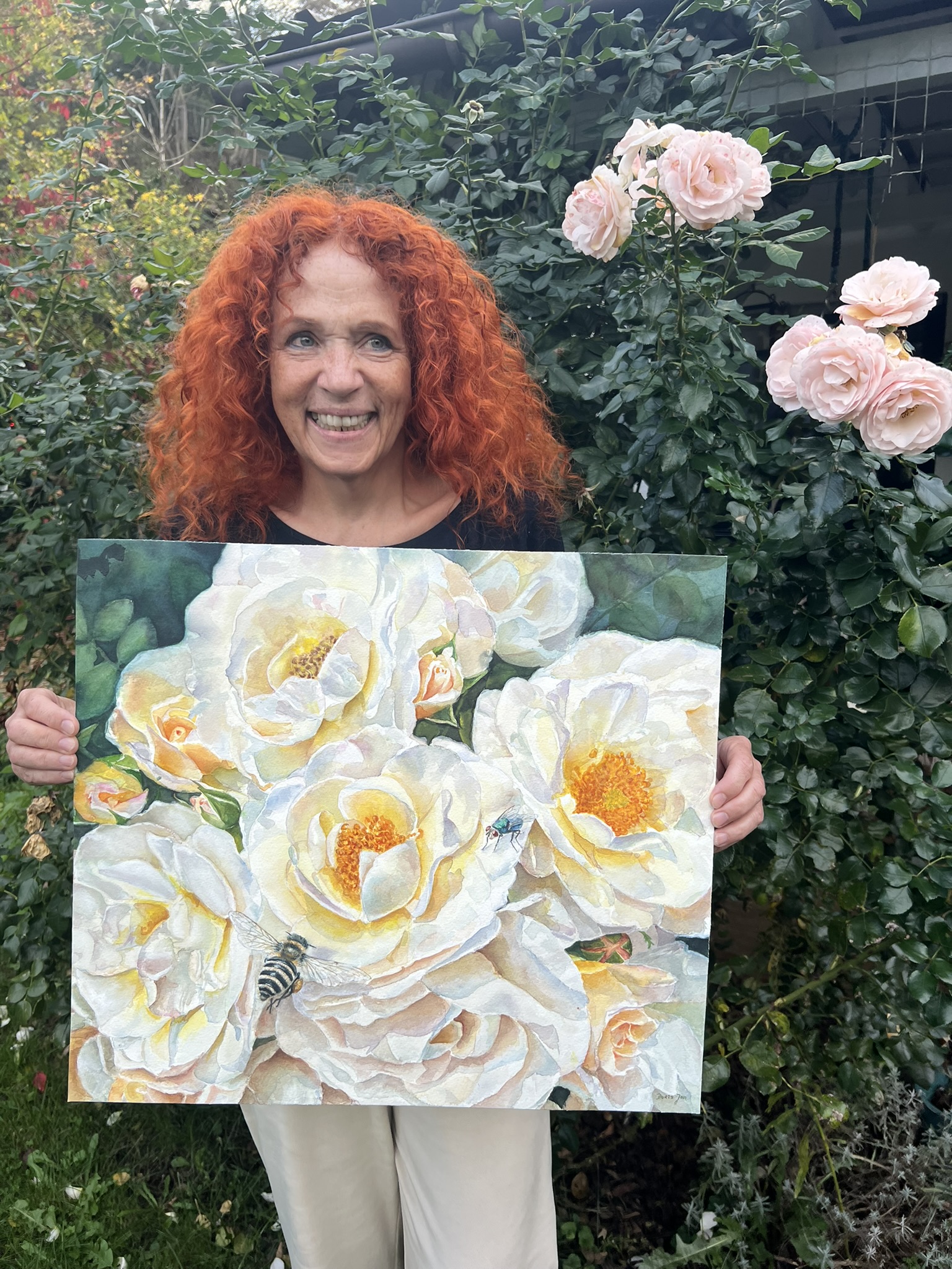 Doris Joa hält ihr Rosen-Aquarell im Garten